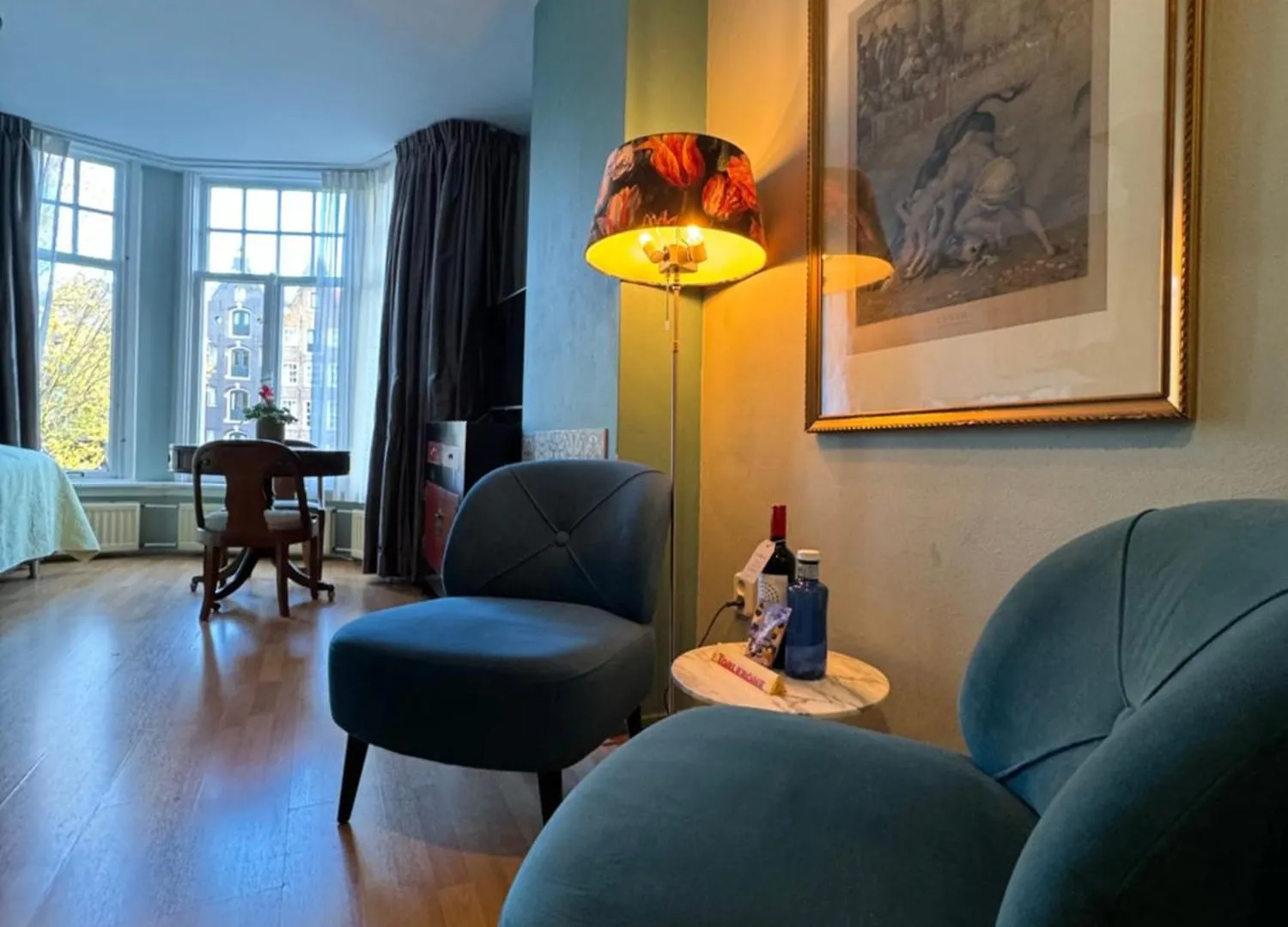 Bed & Breakfast Decor Canal House
