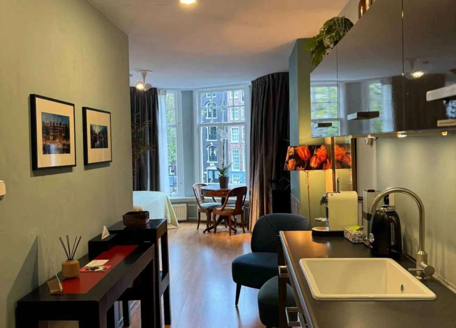 Bed & Breakfast Decor Canal House Netherlands