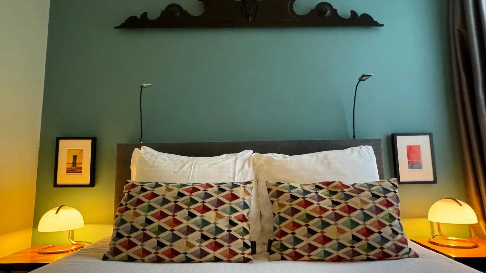 Bed & Breakfast Decor Canal House