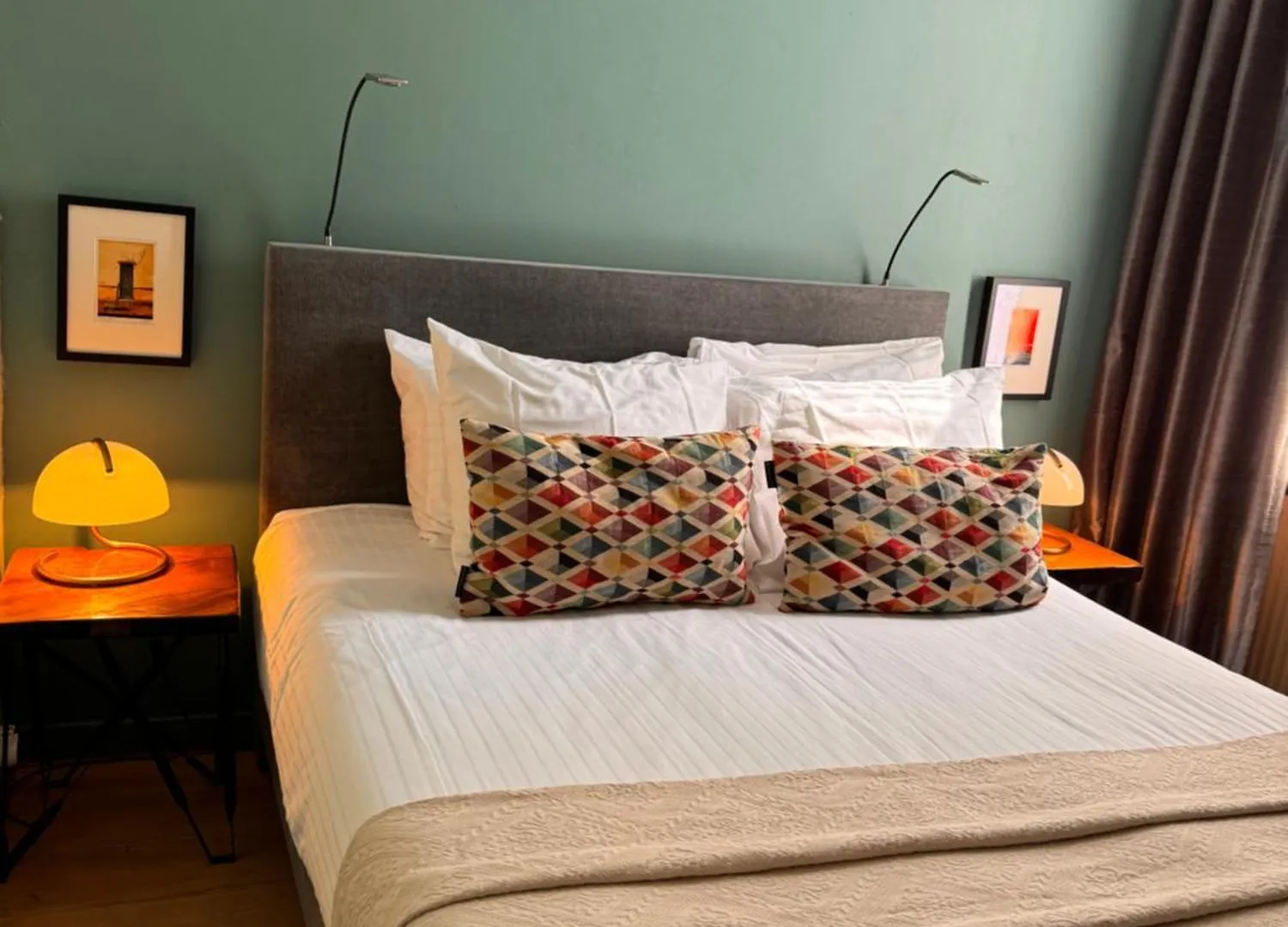 Bed & Breakfast Decor Canal House