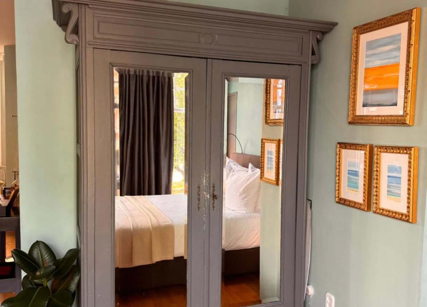Bed & Breakfast Decor Canal House
