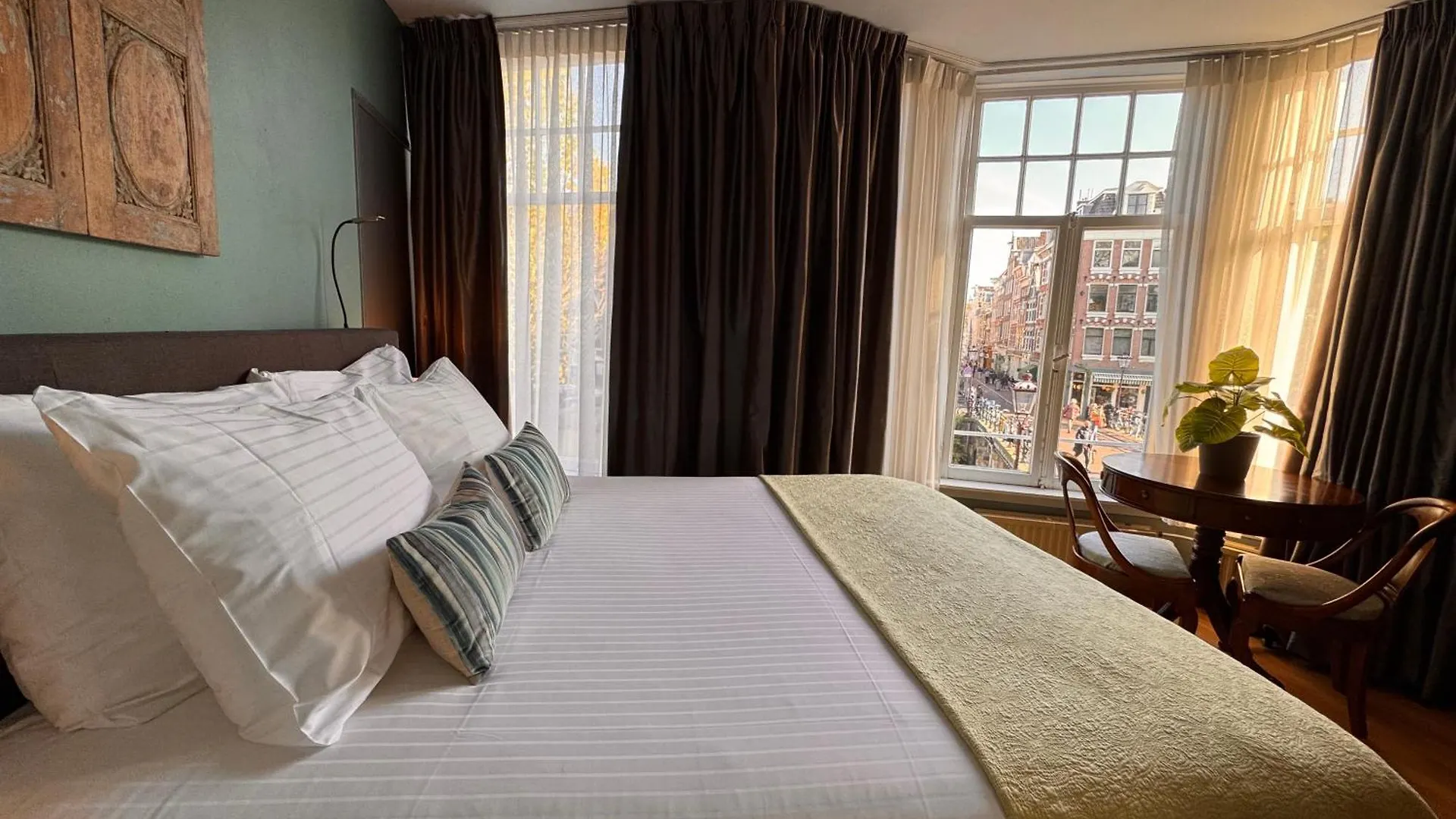 Bed & Breakfast Decor Canal House