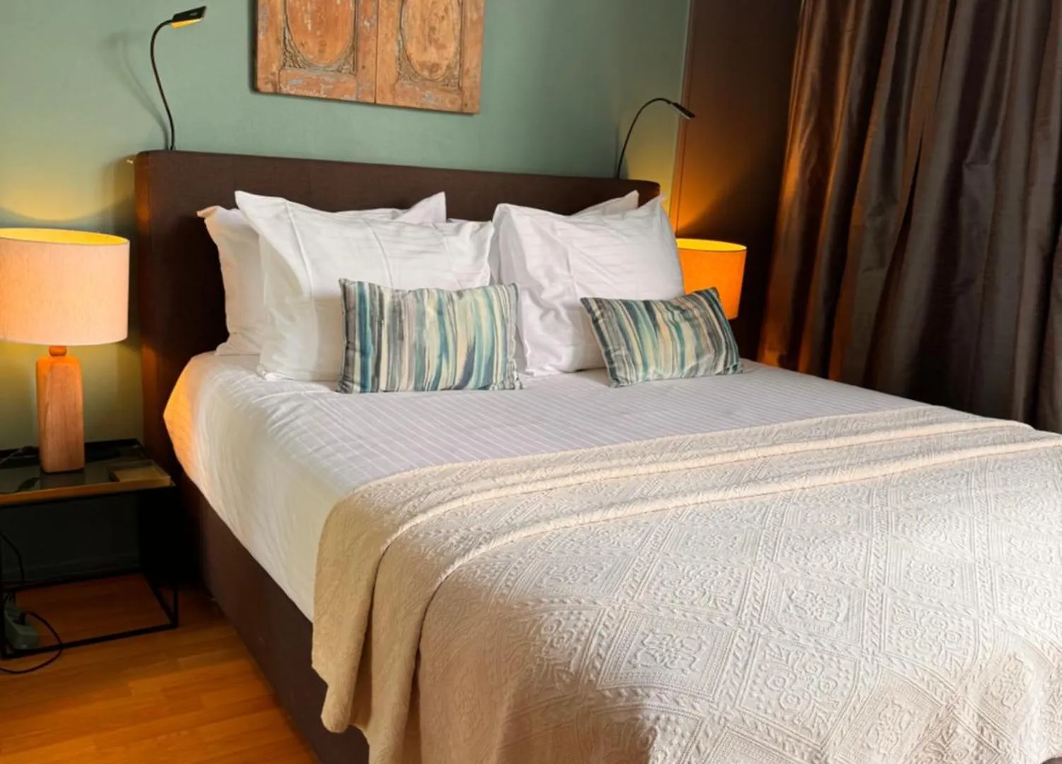 Bed & Breakfast Decor Canal House
