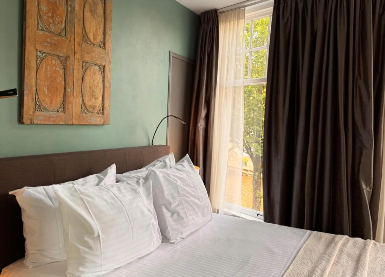 Bed & Breakfast Decor Canal House