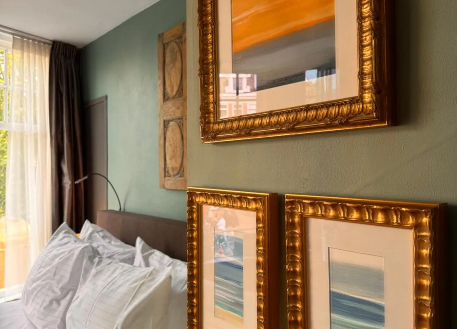Bed & Breakfast Decor Canal House