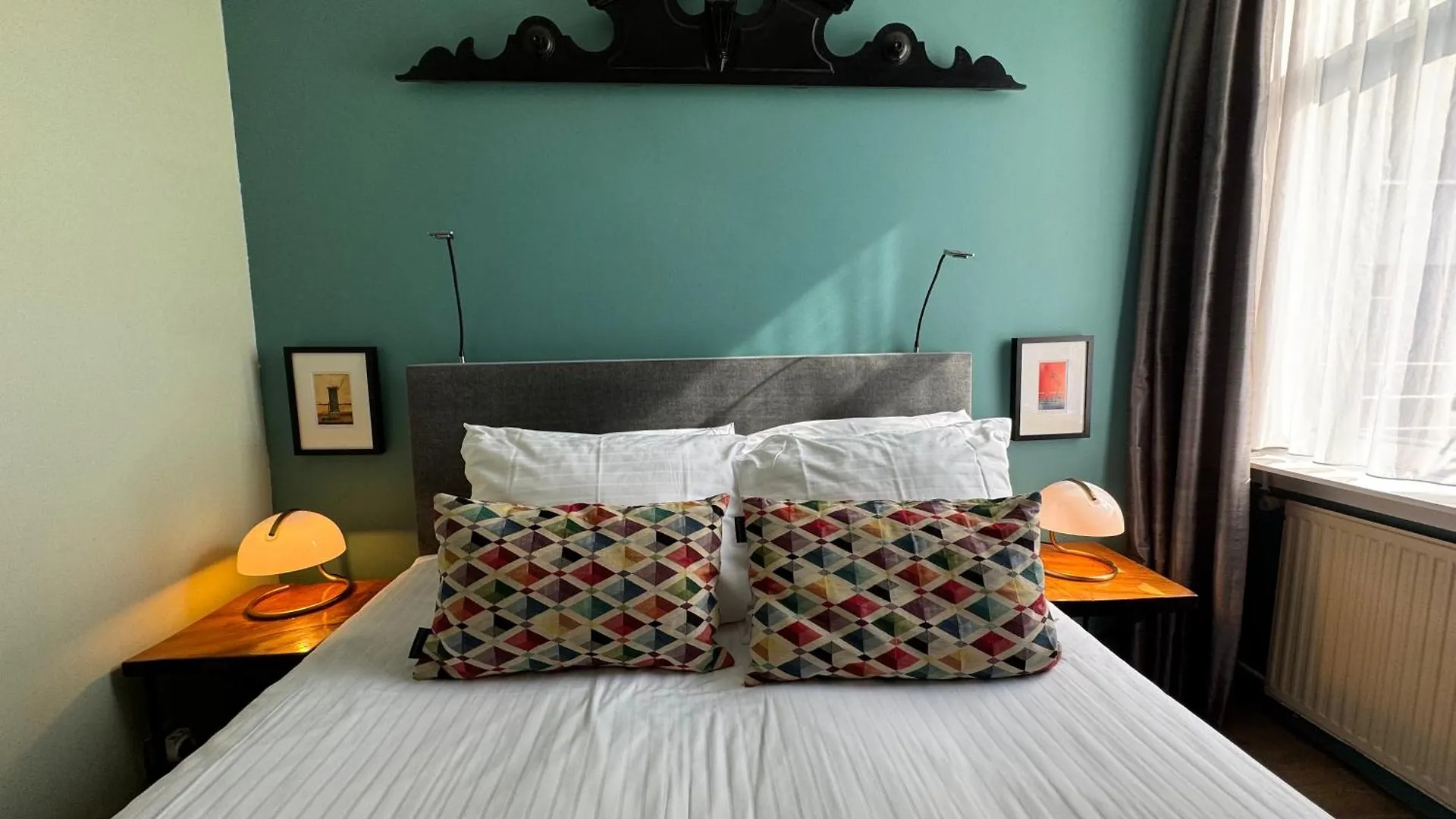 Bed & Breakfast Decor Canal House