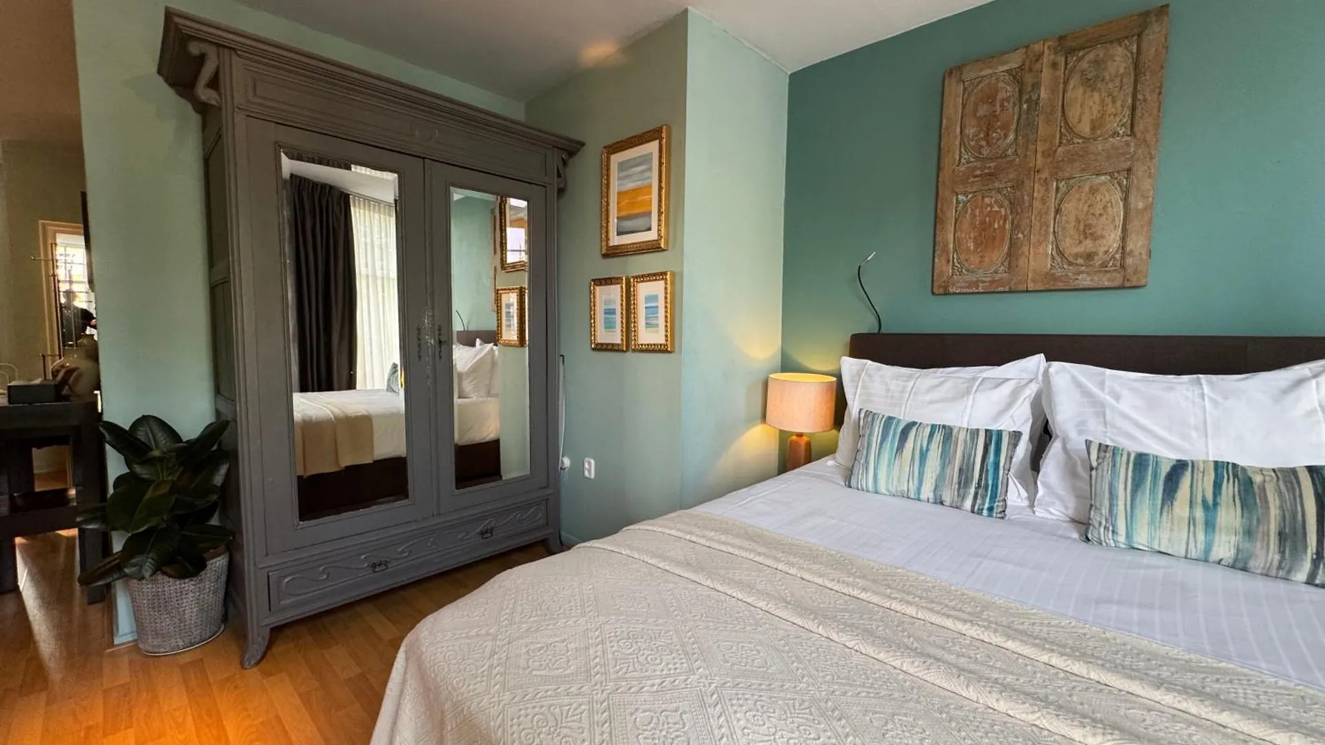 Bed & Breakfast Decor Canal House Netherlands