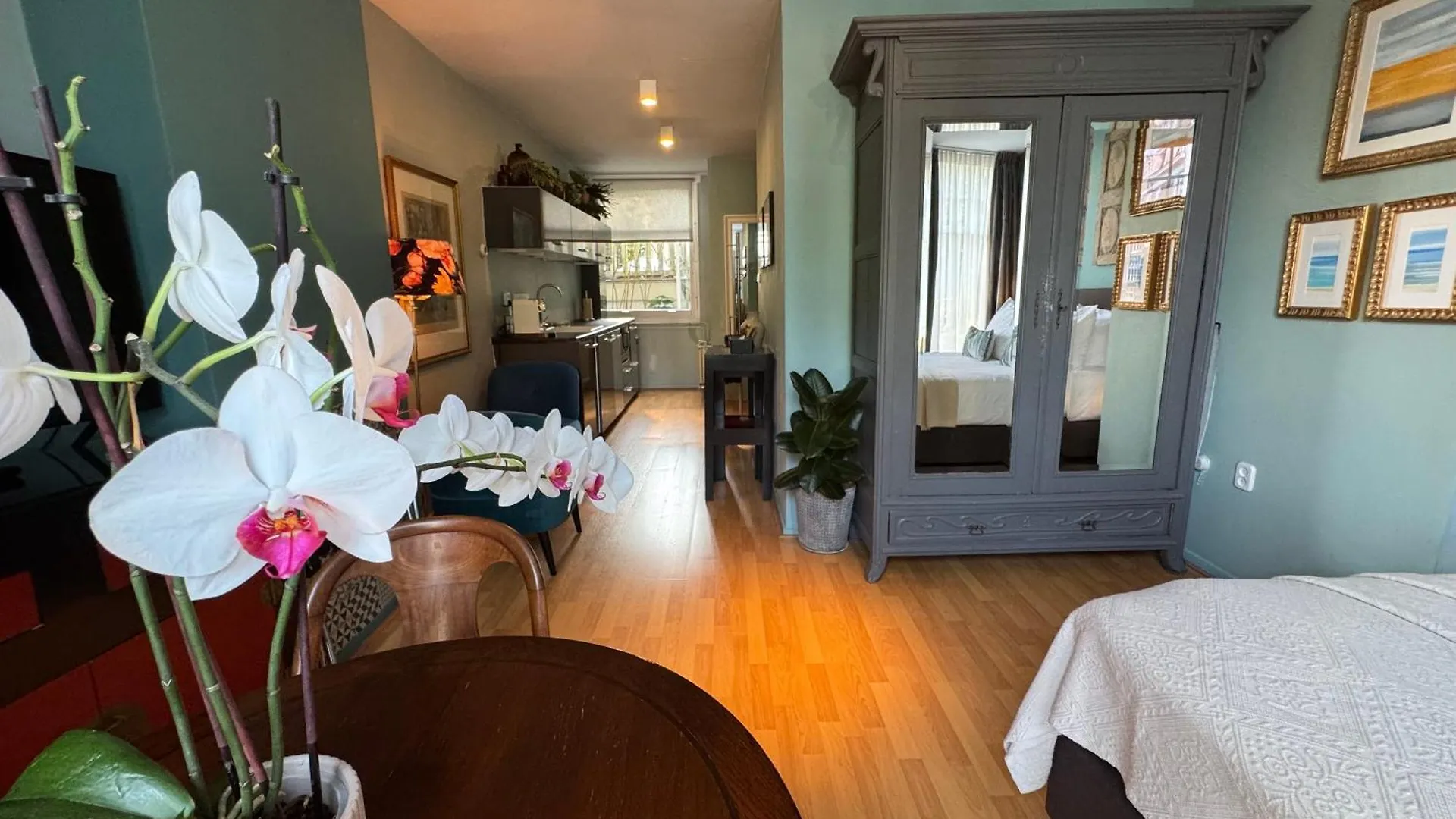 Bed & Breakfast Decor Canal House